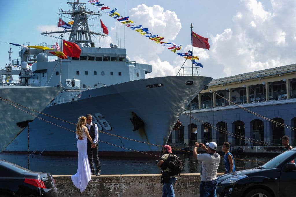 <em>Una pareja se toma una fotografía en el puerto de La Habana, cerca del lugar donde está amarrado el barco de reabastecimiento de la Armada china 886 Qiandaohu, el 10 de noviembre de 2015. (YAMIL LAGE/AFP via Getty Images)</em>