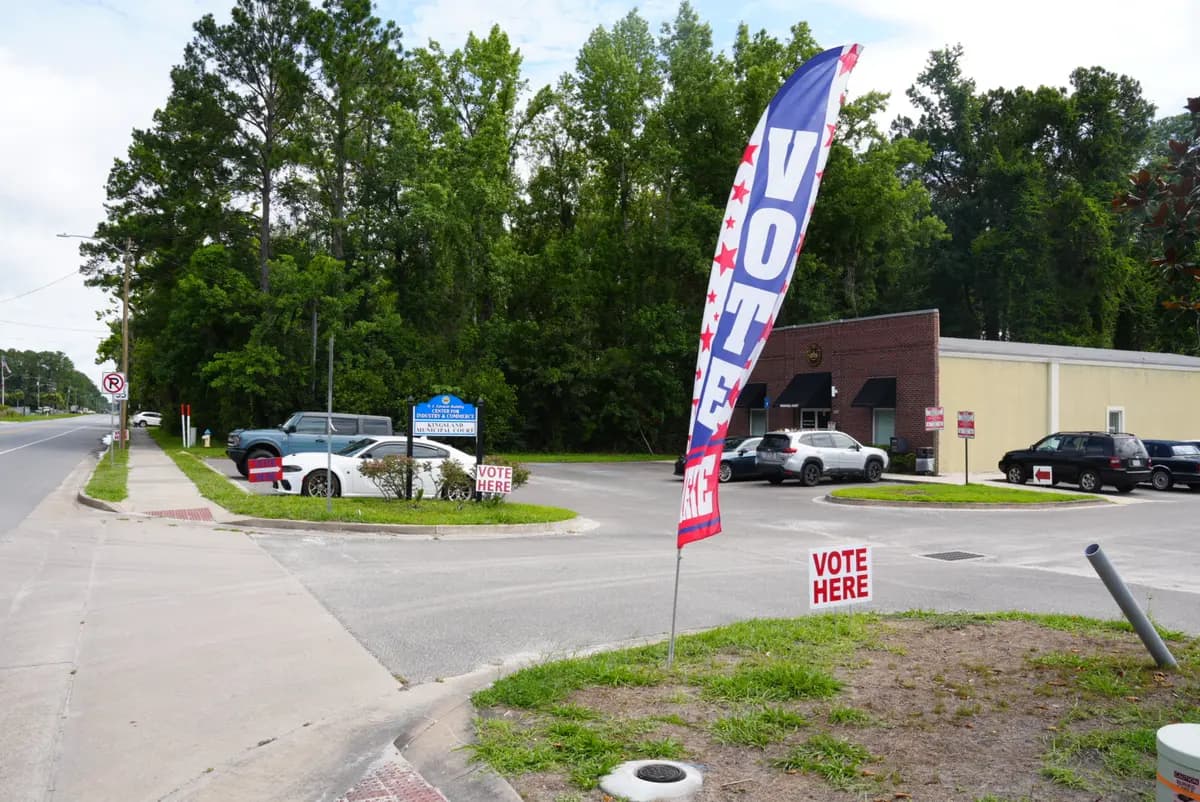 <em>Los republicanos emitieron sus votos en el distrito electoral de la corte municipal de Kingsland, en Kingsland, Georgia, el 16 de junio de 2026. (Troy Myers/The Epoch Times).</em>