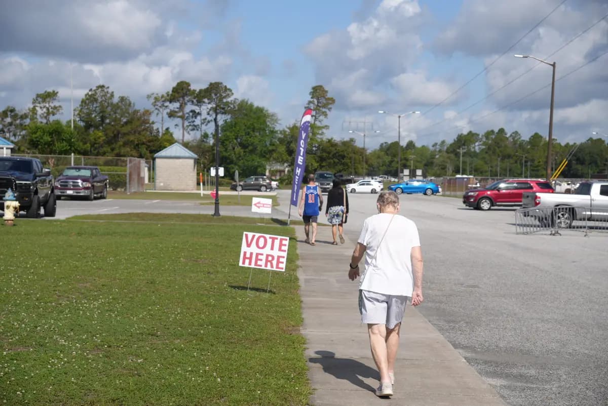 <em>Los votantes se dirigen a un centro de votación del condado de Camden el 19 de mayo. (Troy Myers/The Epoch Times).</em>
