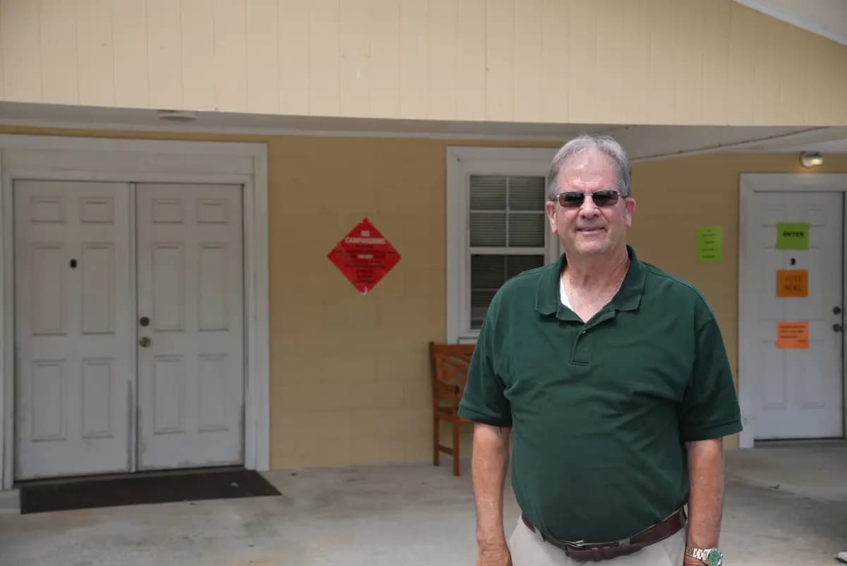 <em>David Green dijo creer que el representante Mike Collins tiene las mejores posibilidades de ganar en noviembre. Emitió su voto en la Primera Iglesia Bautista de Harriett's Bluff en Woodbine, Georgia, el 16 de junio de 2026. (Troy Myers/The Epoch Times).</em>