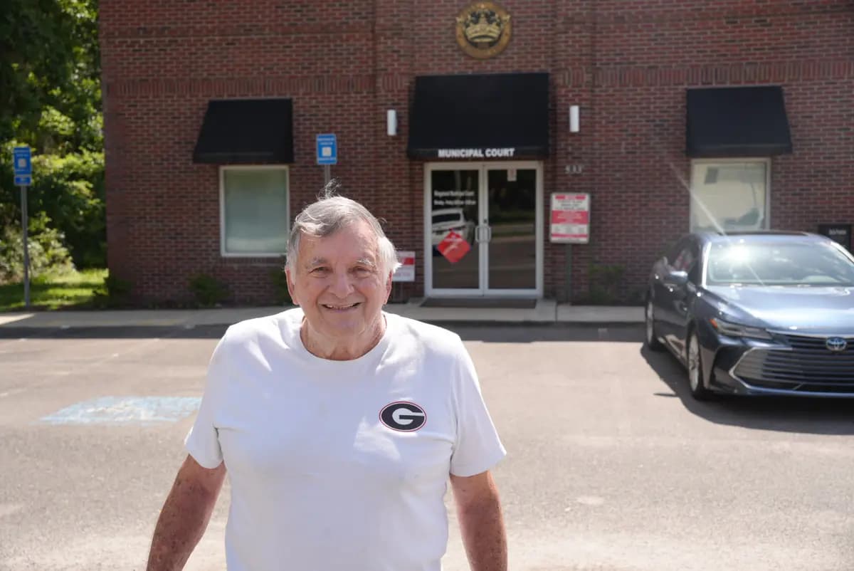 <em>Johnny Ingram dijo que votó por el multimillonario Rick Jackson en la contienda por la gobernación y por el representante Mike Collins en la elección al Senado en Kingsland, Georgia, el 16 de junio de 2026. (Troy Myers/The Epoch Times).</em>