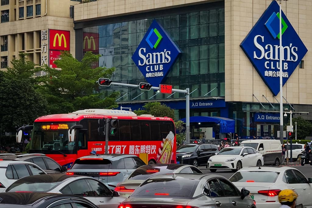 Vehículos circulan con tráfico denso frente a una tienda Sam's Club y un restaurante McDonald's en una concurrida intersección en Shenzhen, China, el 12 de abril de 2025. Sam's Club, una cadena de almacenes minoristas solo para socios operada por Walmart, se ha expandido rápidamente en los centros urbanos de China para satisfacer la creciente demanda de bienes de consumo importados y al por mayor. (Cheng Xin/Getty Images).