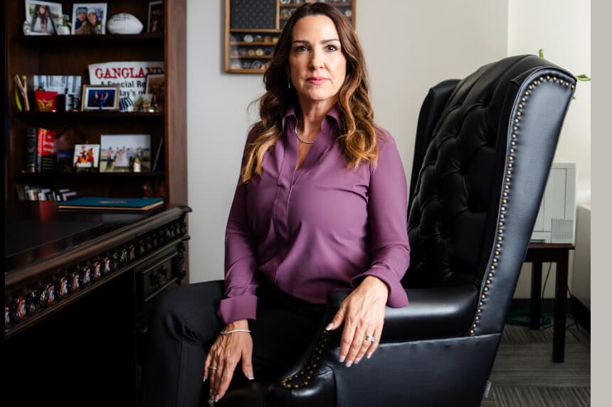 Sara Carter, directora de la Oficina de Política Nacional de Control de Drogas, en su oficina en Washington el 8 de junio de 2026. Carter juró su cargo en enero. Su oficina coordina la política antidrogas para 19 agencias federales. (Madalina Kilroy/The Epoch Times).