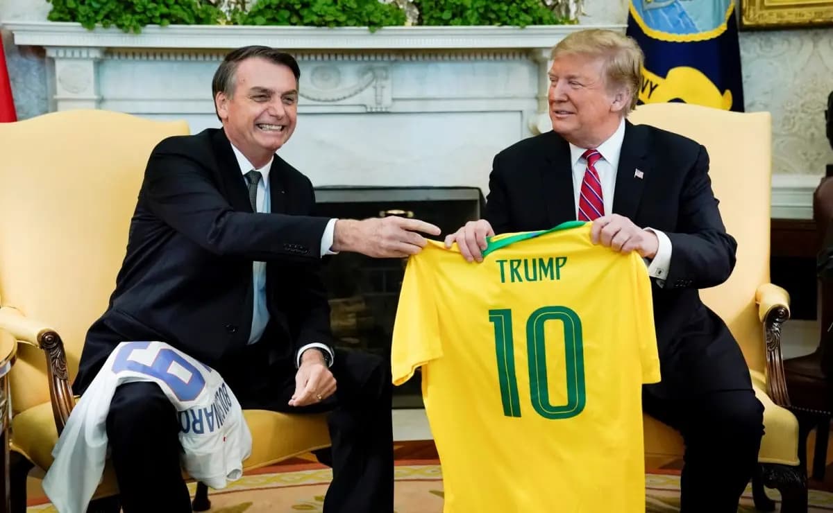 El presidente brasileño, Jair Bolsonaro, entrega una camiseta de la selección nacional de fútbol de Brasil al presidente de EE. UU., Donald Trump, durante una reunión en el Despacho Oval de la Casa Blanca el 19 de marzo de 2019. (Kevin Lamarque /Reuters).