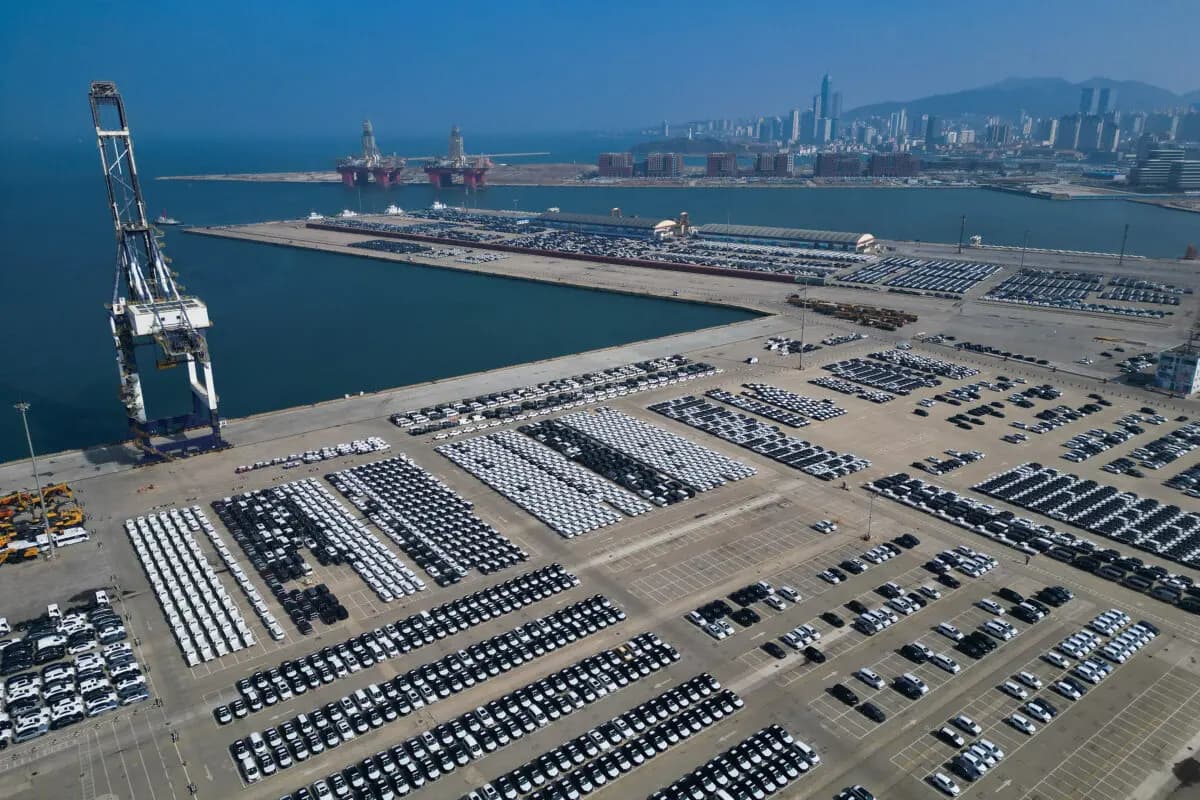 <em>Vista aérea de vehículos chinos esperando a ser cargados en un barco para su exportación en el puerto de Yantai, China, el 10 de abril de 2026. (Getty Images).</em>