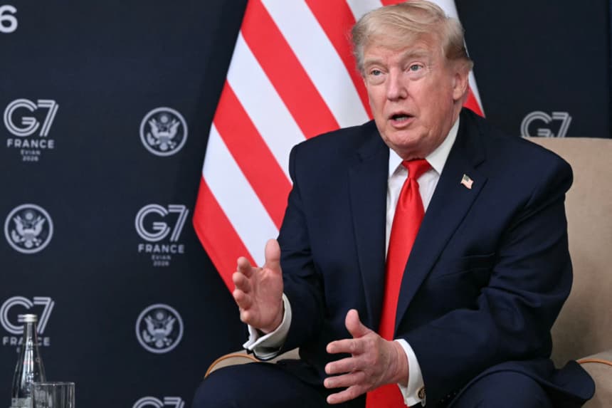 El presidente de Estados Unidos, Donald Trump, pronuncia un discurso durante una reunión bilateral con el presidente de los Emiratos Árabes Unidos en el marco de la cumbre del G7, celebrada en Evian, al este de Francia, el 16 de junio de 2026. (Mandel NGAN / AFP via Getty Images)
