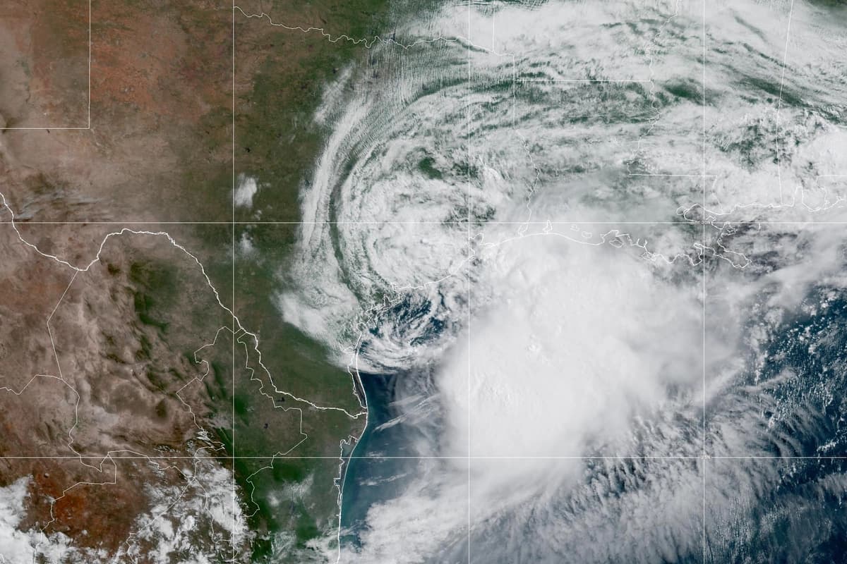 Imagen de satélite GeoColor del GOES-19, facilitada por la NOAA, muestra la tormenta tropical Arthur a lo largo de la costa del Golfo de Texas, el 17 de junio de 2026. (NOAA vía AP)
