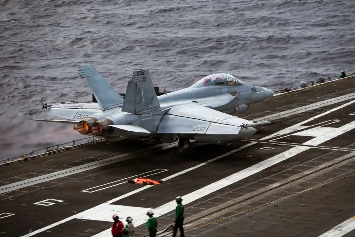 Un avión F/A-18F Super Hornet, adscrito al Escuadrón de Cazas de Ataque 213, despega de la cubierta de vuelo del portaaviones más grande del mundo, el USS Gerald R. Ford (CVN 78), mientras se encuentra en marcha durante la Operación Epic Fury, el 15 de marzo de 2026. (Foto de la Armada de EE. UU.)