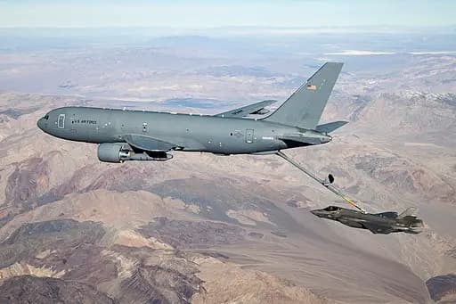 Un KC-46A Pegasus se acopla a un F-35 Lightning II en los cielos de California el 22 de enero de 2019 (Foto de la Fuerza Aérea de EE. UU. por Ethan Wagner)