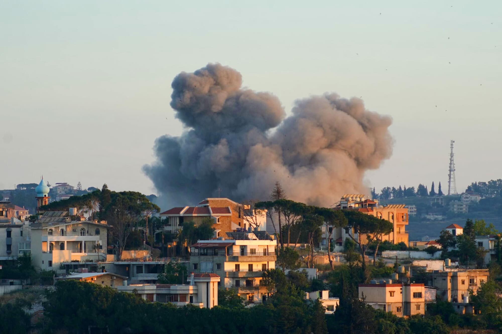 El humo se eleva desde el lugar de un ataque aéreo israelí en la ciudad del sur del Líbano de Nabatieh el 12 de junio de 2026. (Abbas Fakih/AFP vía Getty Images)