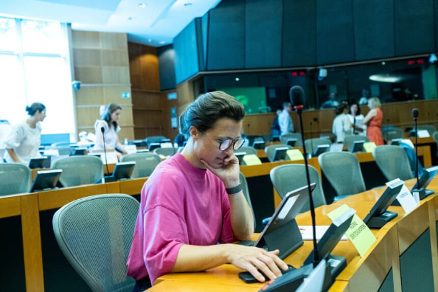 Hannah Neumann en el Parlamento Europeo, una institución de la Unión Europea, en Bruselas, Bélgica, el 25 de junio de 2025. (Foto de Martin Bertrand / Hans Lucas / AFP vía Getty Images).