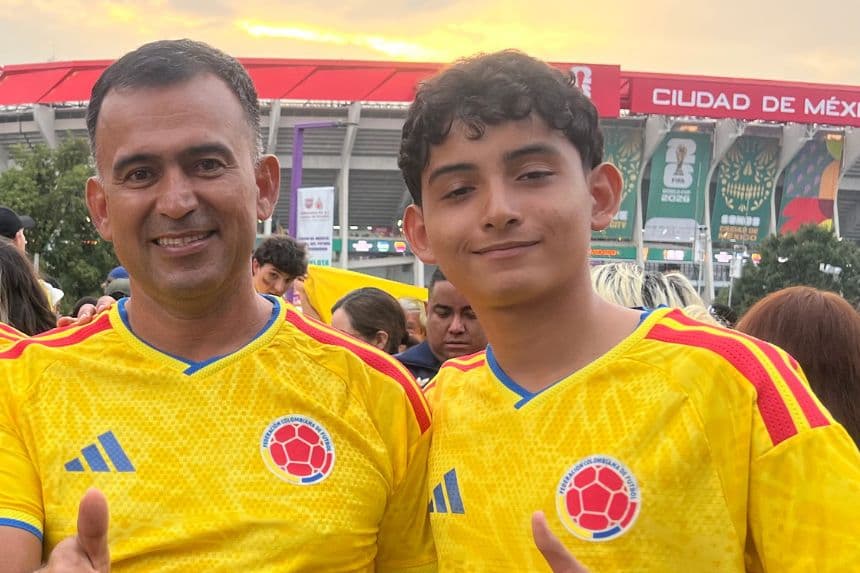 Milton y su sobrino posan frente al estadio Ciudad de México, el 18 de junio de 2026. (The Epoch Times)