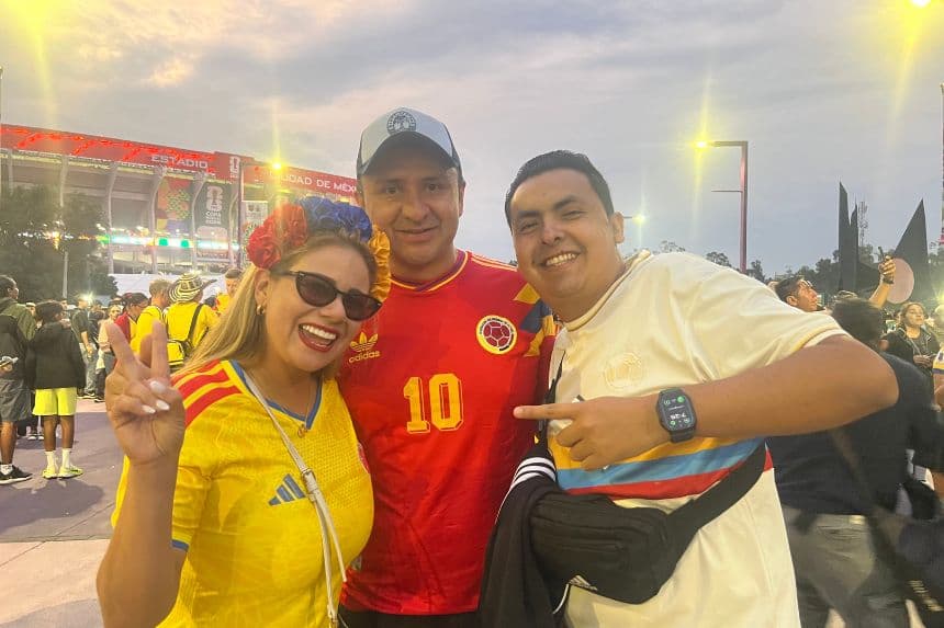 Diana y sus amigos posan frente al estadio Ciudad de México, el 18 de junio de 2026. (The Epoch Times)