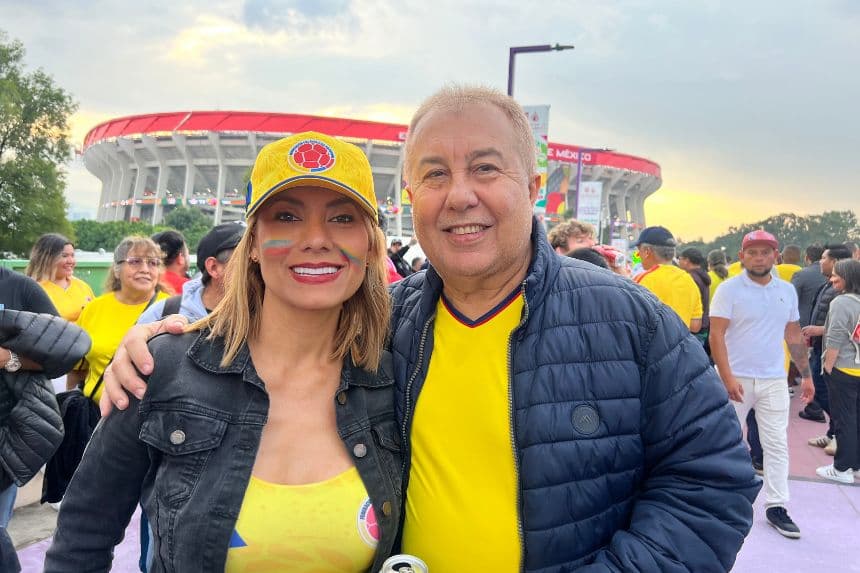 Dairo Yepes y su esposa posan frente al estadio Ciudad de México, el 18 de junio de 2026. (The Epoch Times)