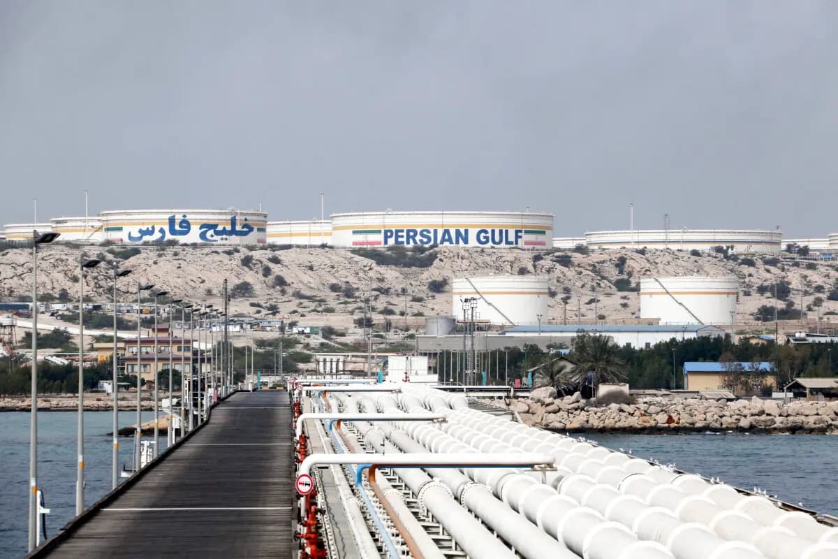 <em>Se observa una instalación petrolera en la isla de Khark, Irán, en la costa del Golfo Pérsico, el 12 de marzo de 2017. (Atta Kenare/AFP vía Getty Images).</em>