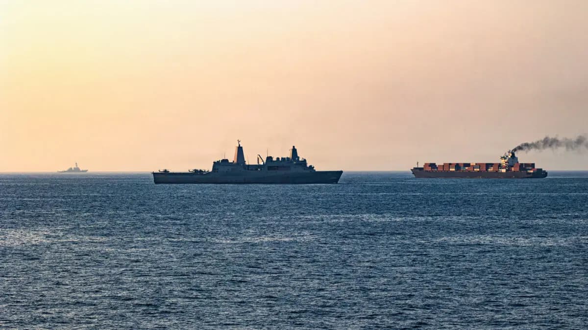 <em>Fuerzas estadounidenses patrullan el mar Arábigo cerca del buque M/V Touska en el estrecho de Ormuz el 20 de abril de 2026. (Armada de los Estados Unidos vía Getty Images).</em>