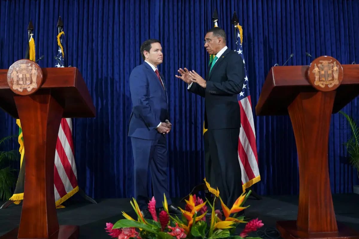 El secretario de Estado Marco Rubio y el primer ministro de Jamaica, Andrew Holness, hablan tras ofrecer una rueda de prensa conjunta en la oficina del primer ministro en Kingston, Jamaica, el 26 de marzo de 2025. (Nathan Howard/Foto de pool vía AP, archivo)