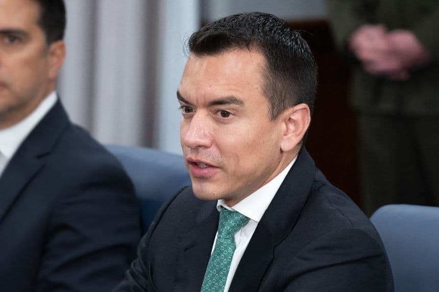 Presidente de Ecuador está dispuesto a restablecer relaciones diplomáticas con México