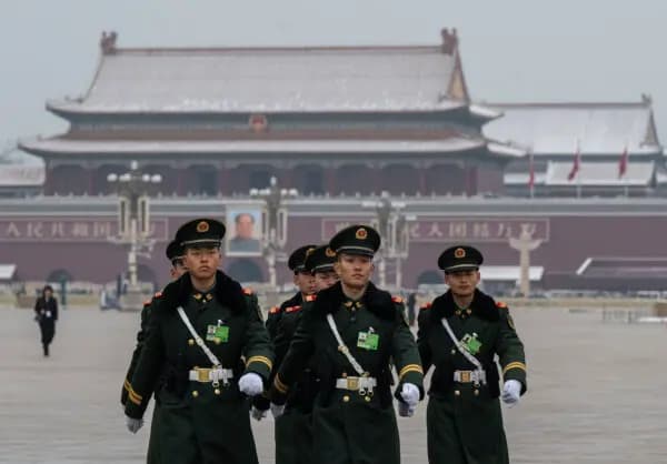 Miembros de la Policía Armada Popular desfilan frente a un retrato del antiguo líder chino Mao Zedong en la plaza de Tiananmen, en Pekín, el 5 de marzo de 2026. (Kevin Frayer/Getty Images)