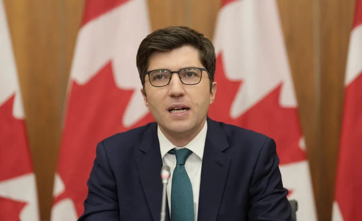 <em>El conservador Garnett Genuis aparece en una rueda de prensa en Ottawa el 15 de octubre de 2025. (The Canadian Press/Adrian Wyld).</em>