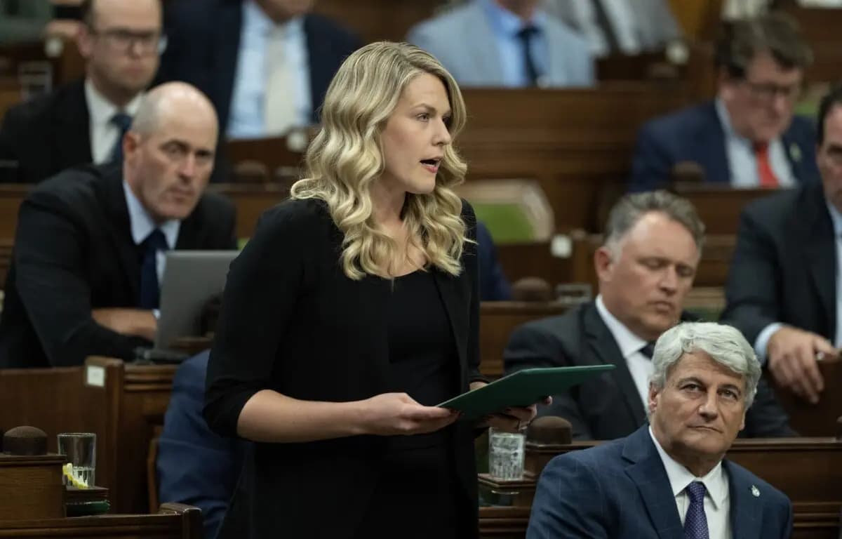<em>La diputada conservadora por Lethbridge, Rachael Thomas, se levanta y pronuncia una declaración antes del turno de preguntas en la Colina del Parlamento en Ottawa, el 15 de septiembre de 2025. (The Canadian Press/Adrian Wyld).</em>
