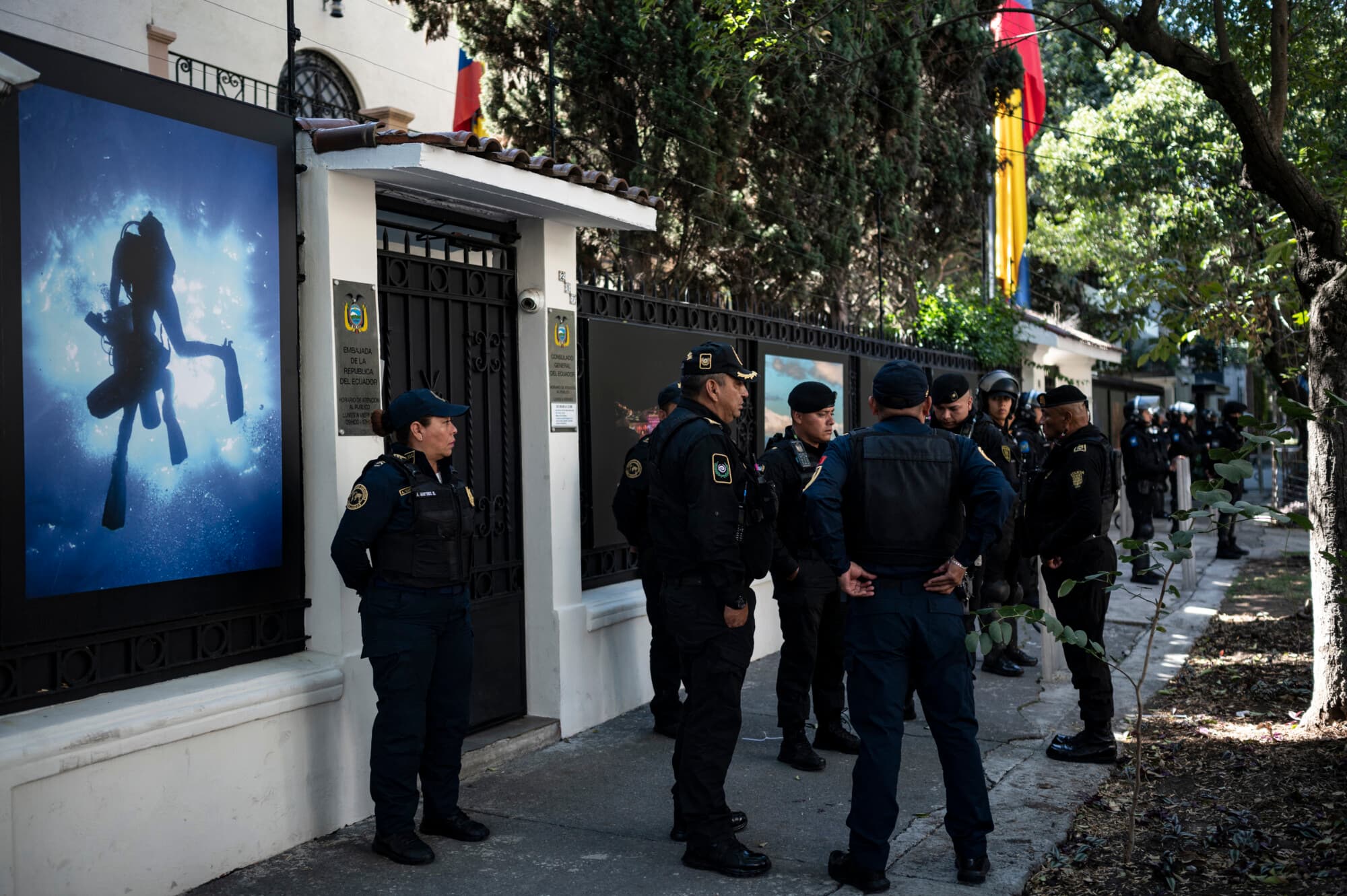 Agentes antidisturbios y miembros del cuerpo de la policía diplomática montan guardia frente a la embajada de Ecuador en Ciudad de México el 6 de abril de 2024, tras la ruptura de relaciones diplomáticas entre ambos países. (YURI CORTEZ/AFP vía Getty Images)