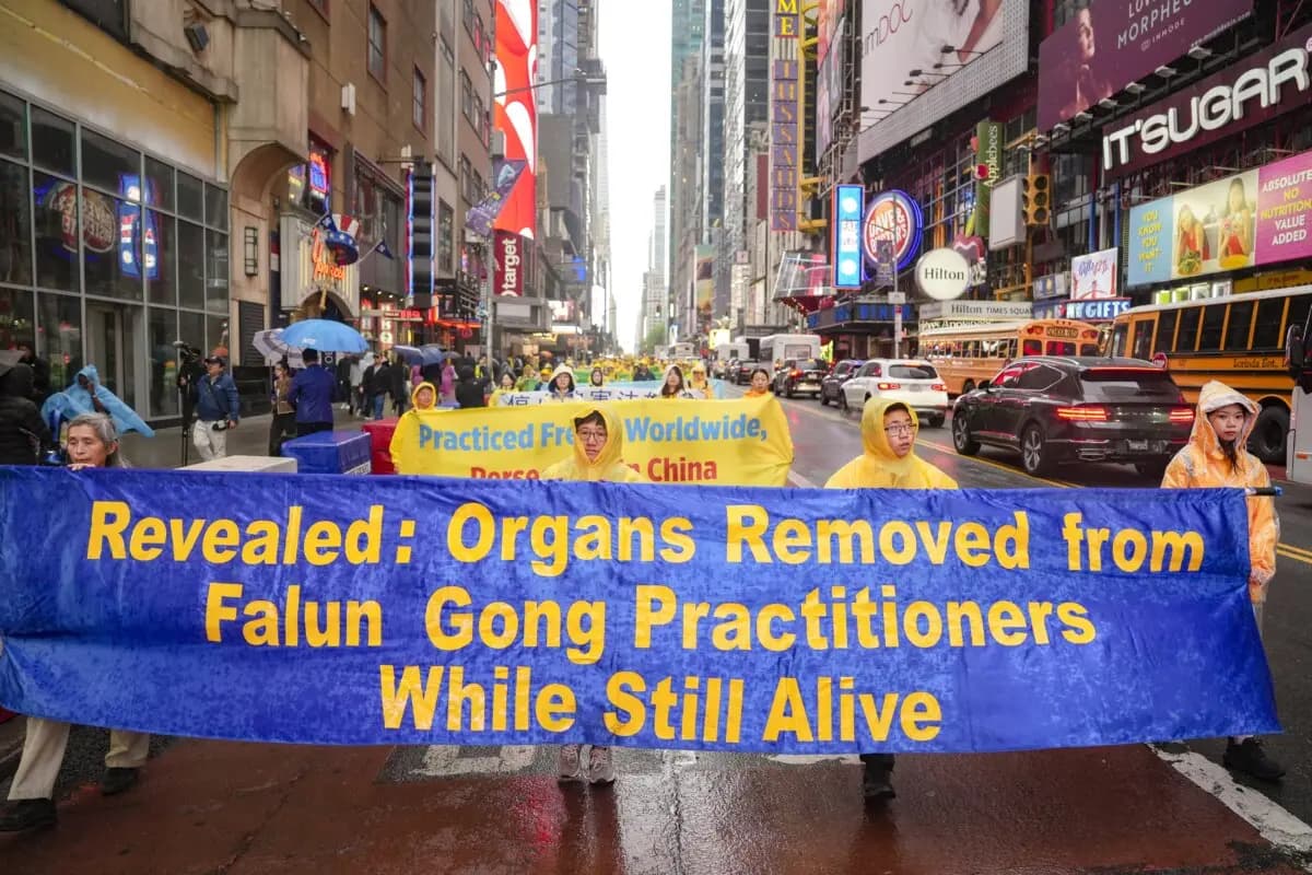 Practicantes de Falun Gong participan en un desfile para celebrar el Día Mundial de Falun Dafa y pedir el fin de la persecución en China, en la ciudad de Nueva York el 10 de mayo de 2024. (Samira Bouaou/The Epoch Times)