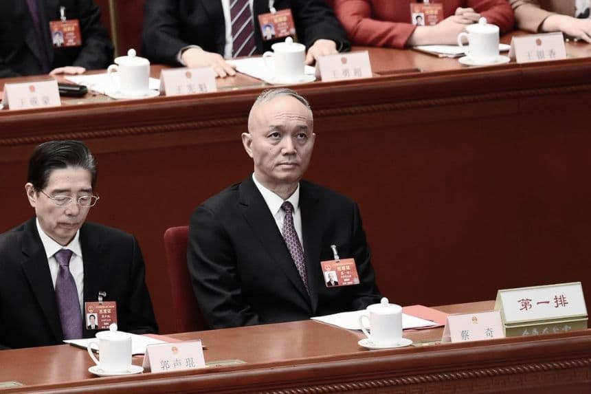 Cai Qi, miembro del Buró Político del Comité Central del Partido Comunista Chino y secretario del Comité Municipal del PCCh en Pekín, asiste a la sesión de clausura de la Asamblea Popular Nacional —que actúa como mero órgano de ratificación— en el Gran Salón del Pueblo de Pekín, el 15 de marzo de 2019. (Wang Zhao/AFP/Getty Images)