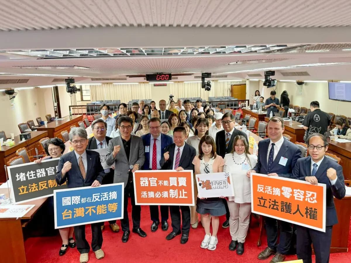 (centro, a la izquierda) Jan Jekielek, editor jefe de The Epoch Times, participa en una audiencia legislativa sobre la lucha y la prevención de la sustracción forzada de órganos, en Taipéi, Taiwán, el 17 de junio de 2026. (Cortesía de Jan Jekielek)