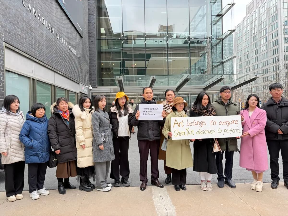 <em>Un grupo muestra su apoyo a Shen Yun después de que el teatro cancelara las funciones debido a una amenaza de bomba que la policía calificó de infundada, frente al Four Seasons Centre for the Performing Arts en Toronto el 1 de abril de 2026. (Teng Dongyu/The Epoch Times).</em>