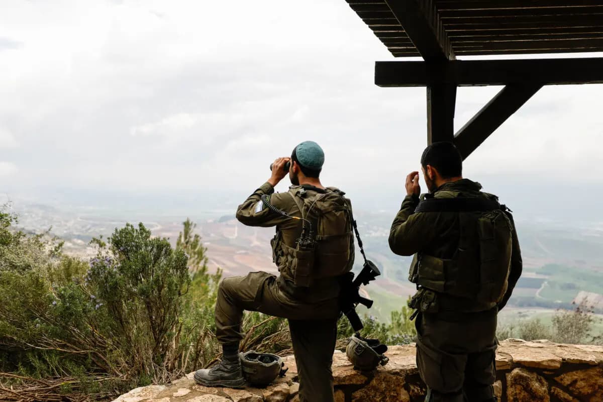Soldados israelíes toman posiciones a lo largo de la frontera entre Israel y el Líbano el 7 de marzo de 2026. (Jalaa Marey/AFP vía Getty Images).