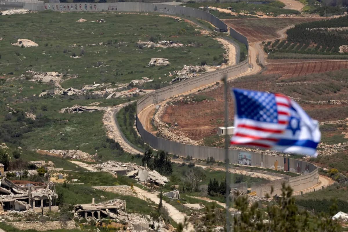 Una bandera israelí y otra estadounidense cerca de la frontera con el sur del Líbano, vistas desde un punto situado en el lado israelí de la frontera, en el norte de Israel, el 29 de abril de 2026. (Amir Levy/Getty Images).