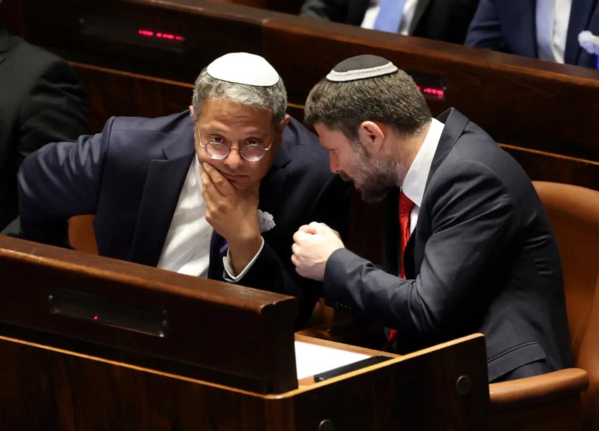 Los diputados israelíes Itamar Ben Gvir (izquierda) y Bezalel Smotrich (derecha) charlan en la Knesset, en Jerusalén, el 15 de noviembre de 2022. (Abir Sultan/AFP vía Getty Images)