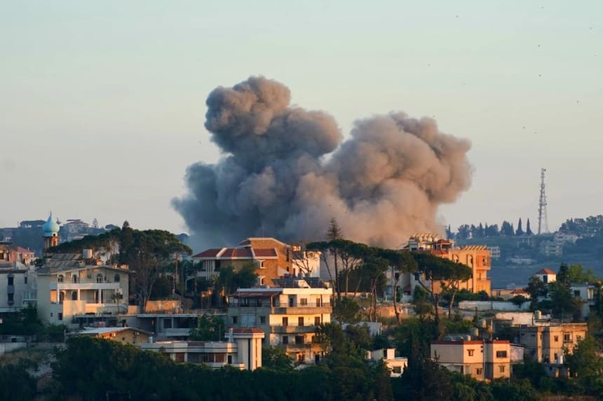 El humo se eleva desde el lugar de un ataque aéreo israelí en la ciudad de Nabatieh, en el sur del Líbano, el 12 de junio de 2026. (Abbas Fakih/AFP vía Getty Images)