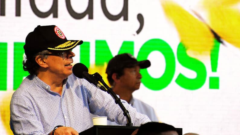 Antes de dejar el cargo, Petro pide a EE. UU. no "asustar" a los ciudadanos