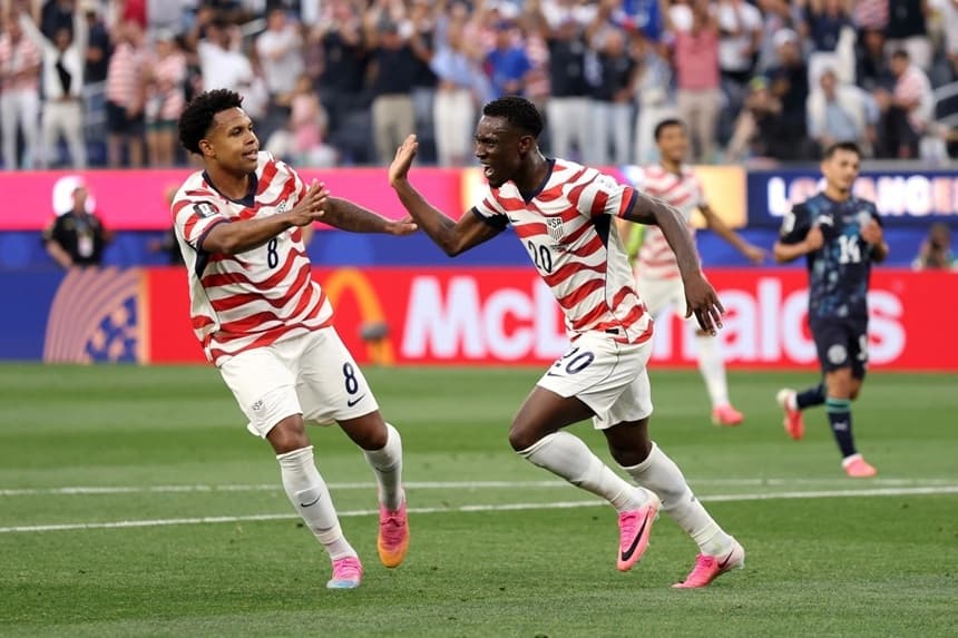 Folarin Balogun, número 20, de Estados Unidos, celebra el segundo gol de su equipo junto a Weston McKennie, número 8, durante el partido del Grupo D de la Copa Mundial de la FIFA 2026 entre Estados Unidos y Paraguay en el Estadio de Los Ángeles, en Los Ángeles, el 12 de junio de 2026. (Richard Heathcote/Getty Images)