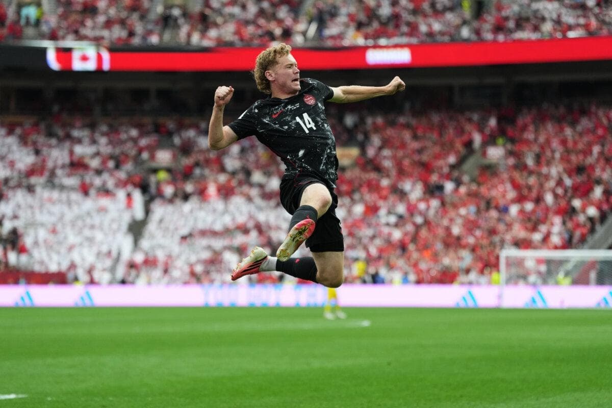 El canadiense Jacob Shaffelburg celebra después de que Mohamed Manai, de Catar, marcara un gol en propia puerta durante el partido de fútbol del Grupo B del Mundial en Vancouver, Columbia Británica, el 18 de junio de 2026. (Abbie Parr/AP Photo)