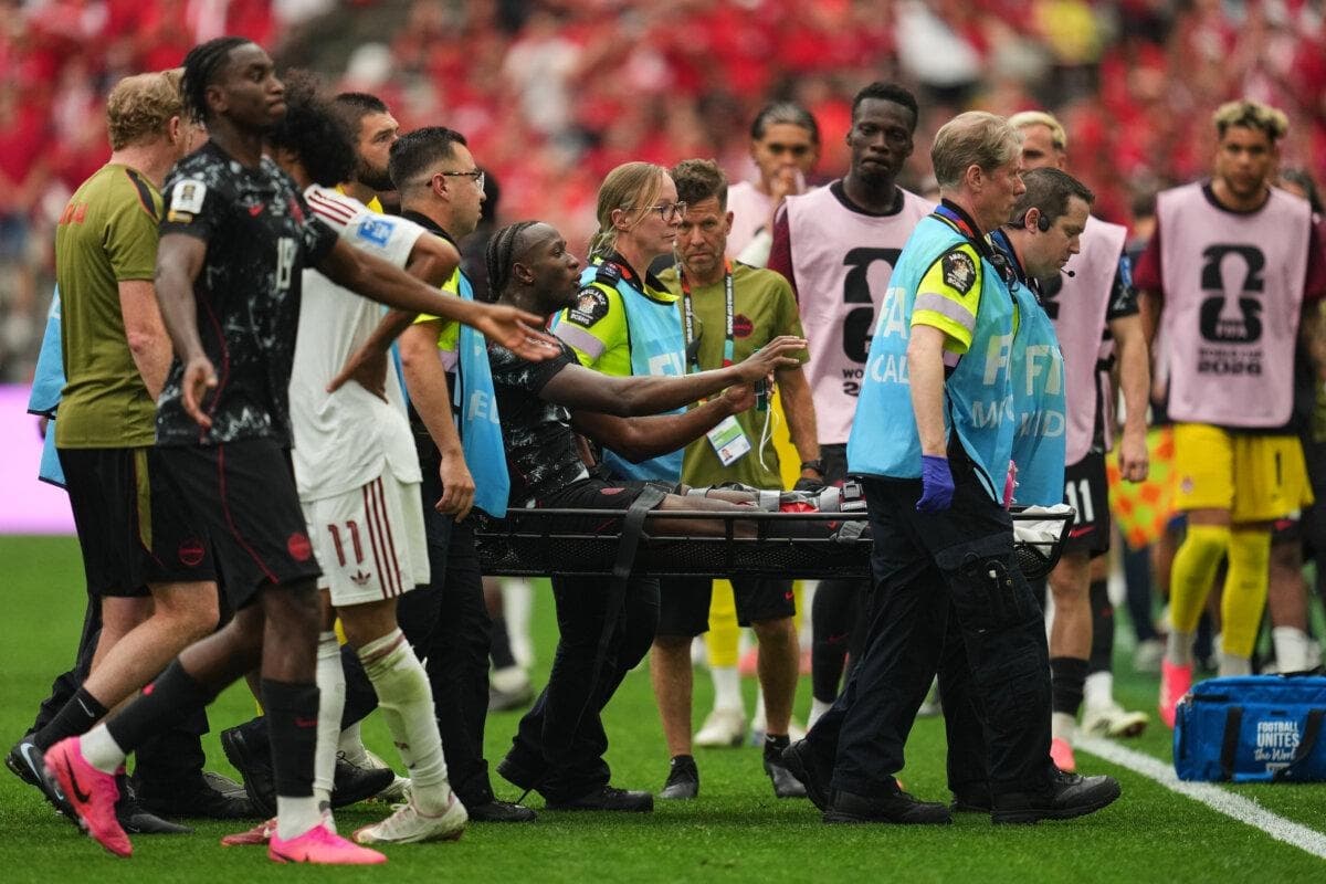Ismaël Koné, de Canadá, es sacado del campo en camilla tras recibir atención médica durante el partido de fútbol de la Copa del Mundo del Grupo B contra Catar en Vancouver el 18 de junio de 2026. (Foto AP/Abbie Parr)