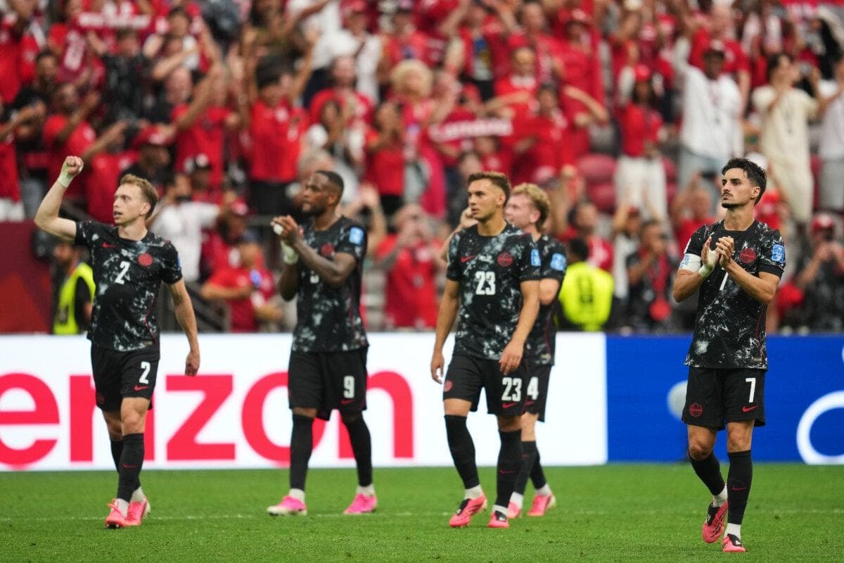 Los jugadores canadienses celebran la victoria de su equipo en el partido de fútbol del Grupo B del Mundial contra Catar en Vancouver el 18 de junio de 2026. (Foto AP/Abbie Parr)