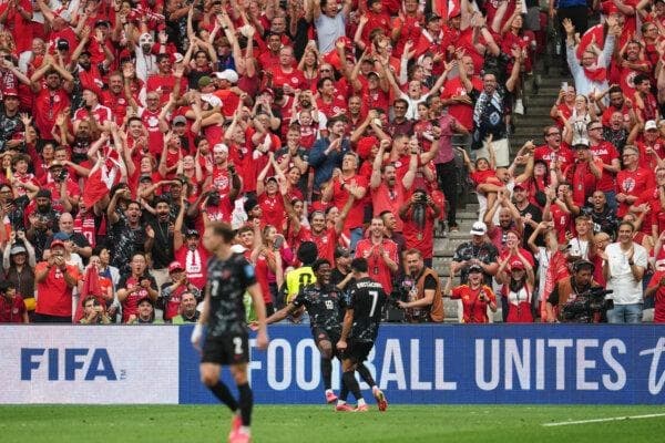 El canadiense Jonathan David (C) celebra con Stephen Eustaquio (D) tras anotar el tercer gol de su equipo durante el partido de fútbol de la Copa del Mundo del Grupo B contra Catar en Vancouver el 18 de junio de 2026. (Abbie Parr/AP Photo)