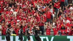 Aficionados celebran la primera victoria de Canadá en el Mundial tras derrotar a Catar 6–0