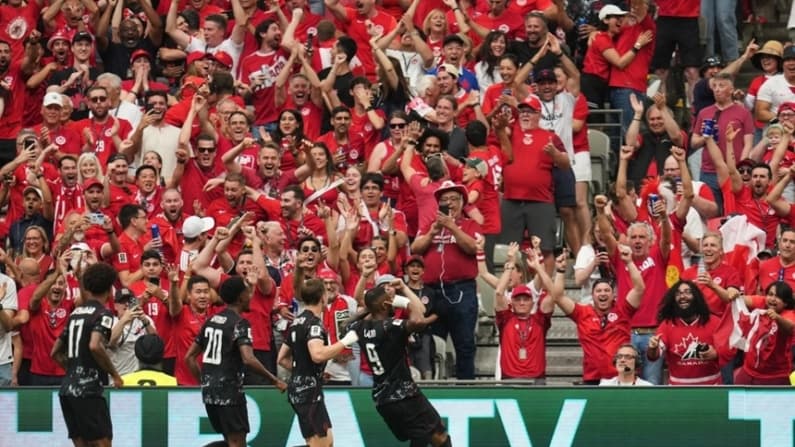 Aficionados celebran la primera victoria de Canadá en el Mundial tras derrotar a Catar 6–0
