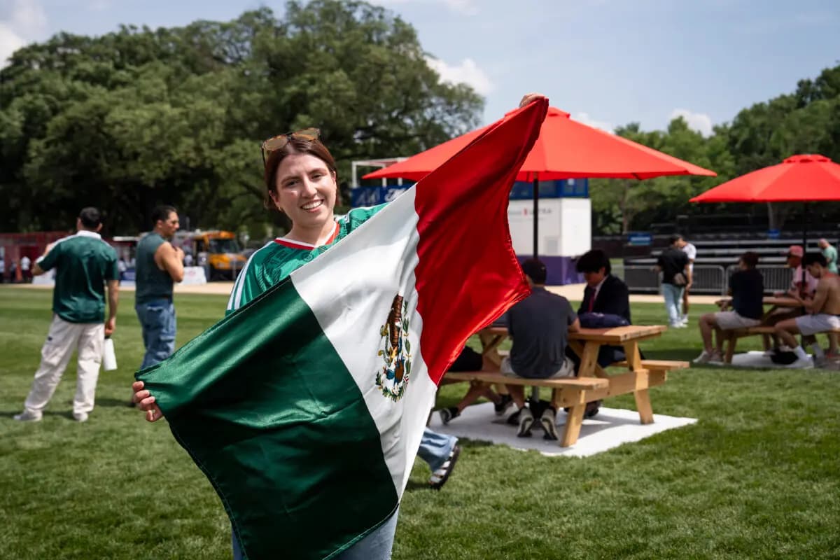 La aficionada al fútbol Anna Villarreal observa el partido inaugural de la Copa Mundial de la FIFA 2026 entre México y Sudáfrica desde una fiesta para ver el partido en el National Mall de Washington el 11 de junio de 2026. (Madalina Kilroy/The Epoch Times)