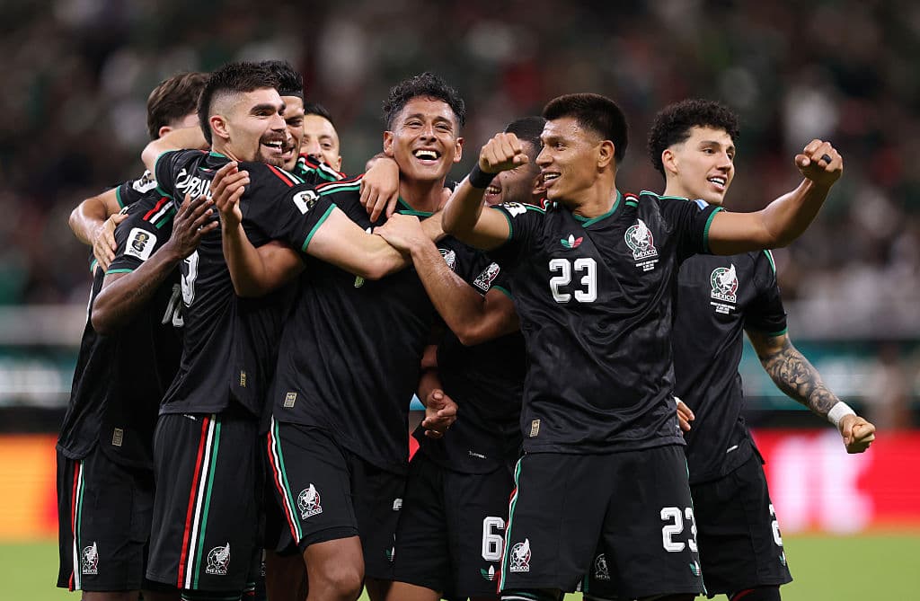 Luis Romo, número 7 de México, celebra con sus compañeros de equipo tras anotar el primer gol de su equipo durante el partido del Grupo A de la Copa Mundial de la FIFA 2026 entre México y la República de Corea en el Estadio de Guadalajara el 18 de junio de 2026 en Guadalajara, México. (Foto de Luke Hales/Getty Images)