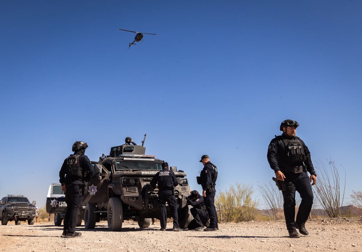 Agentes de la Policía Estatal de Sonora llevan a cabo una operación en los desiertos de Sonora, México, el 15 de abril de 2025. (John Fredricks/The Epoch Times)
