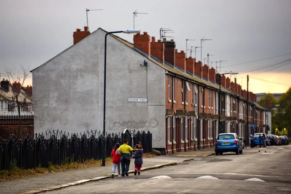 Niños caminan por una calle en la zona de Eastwood, en Rotherham, Inglaterra, el 6 de octubre de 2014. (Oli Scarff/AFP vía Getty Images)
