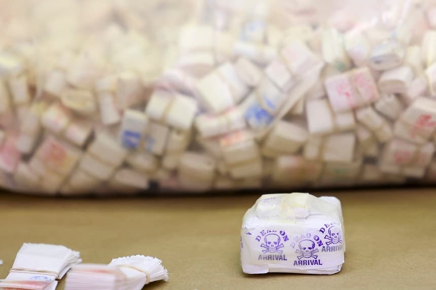 <em>Se exhiben bolsitas de papel cristal con fentanilo confirmado en el Laboratorio Regional del Noreste de la Administración para el Control de Drogas (DEA) en Nueva York, el 7 de mayo de 2026. (ANGELA WEISS / AFP vía Getty Images)</em>