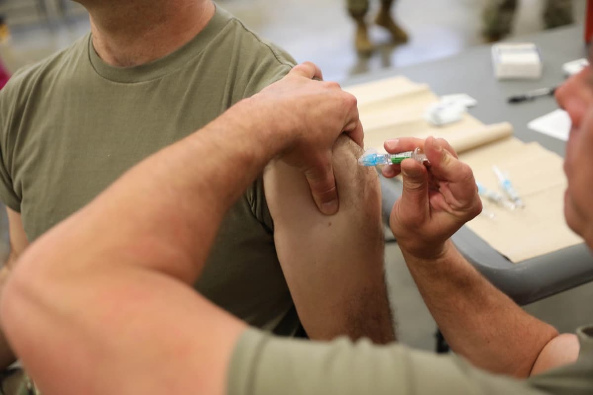 Un soldado estadounidense recibe una vacuna contra la gripe en el arsenal de Roseville, Roseville, California, el 18 de noviembre de 2023. (Fotografía de la Guardia Nacional del Ejército de EE. UU. por la especialista Elizabeth Buck).
