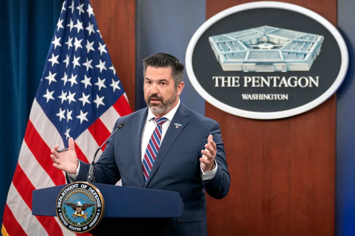 <em>El portavoz del Pentágono, Sean Parnell, habla durante una rueda de prensa en el Pentágono el 2 de julio de 2025. (Foto: Mark Schiefelbein/AP).</em>