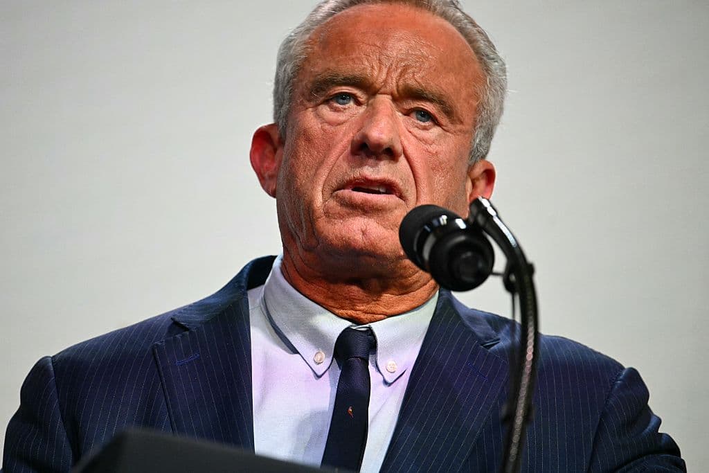 El secretario de Salud y Servicios Humanos de Estados Unidos, Robert F. Kennedy Jr., interviene durante un evento sobre la asequibilidad de la atención médica en el Auditorio de la Corte Sur de la Casa Blanca en Washington, D.C., el 18 de mayo de 2026. (Kent NISHIMURA / AFP vía Getty Images)